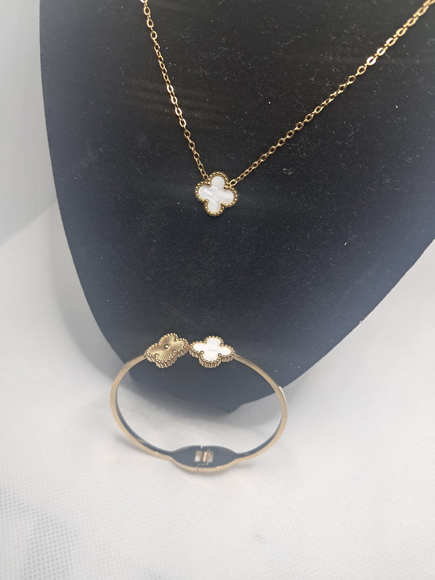Set collar clover dorado y blanco